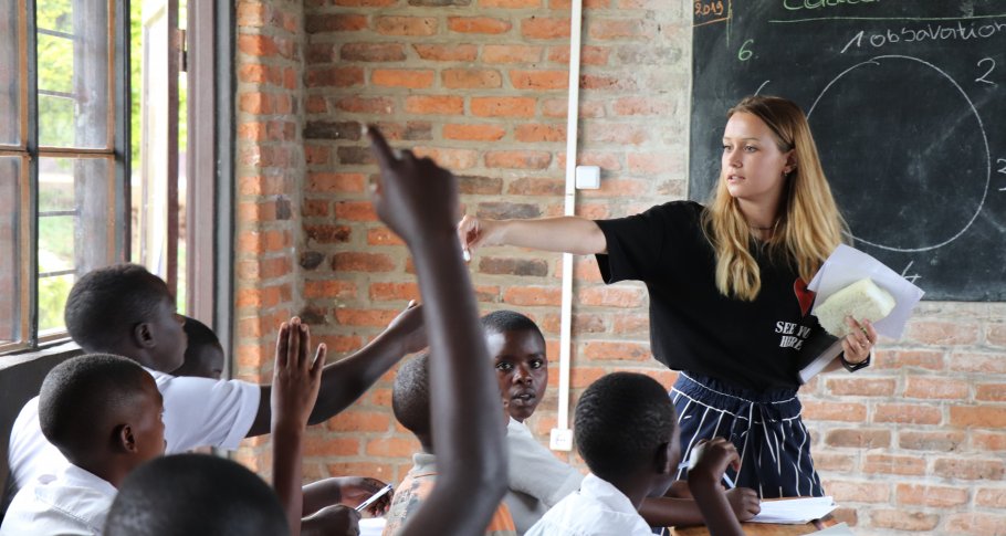 VVOB_Rwanda_Belgian students experience science teaching in Rwanda