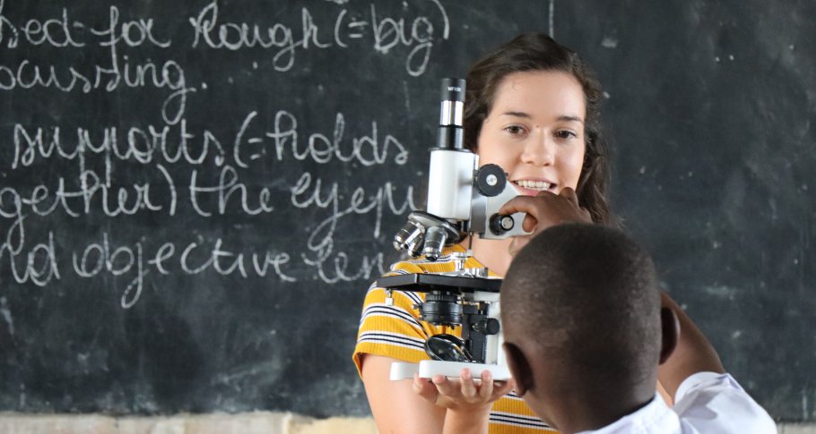 VVOB_Rwanda_Belgian students experience science teaching in Rwanda